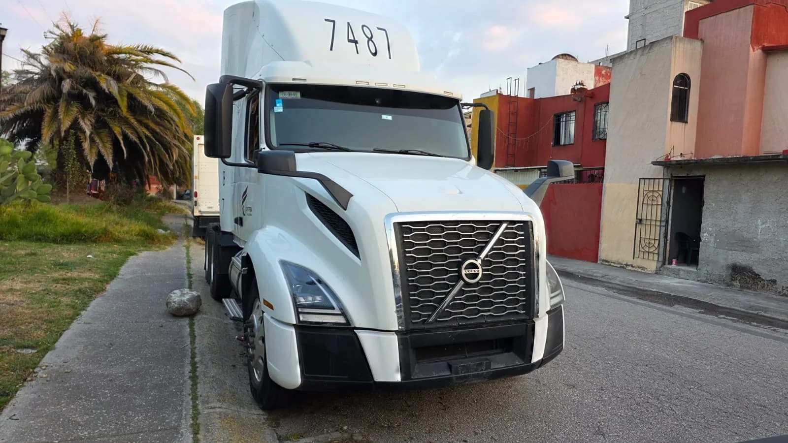 Volvo VNL64T 400