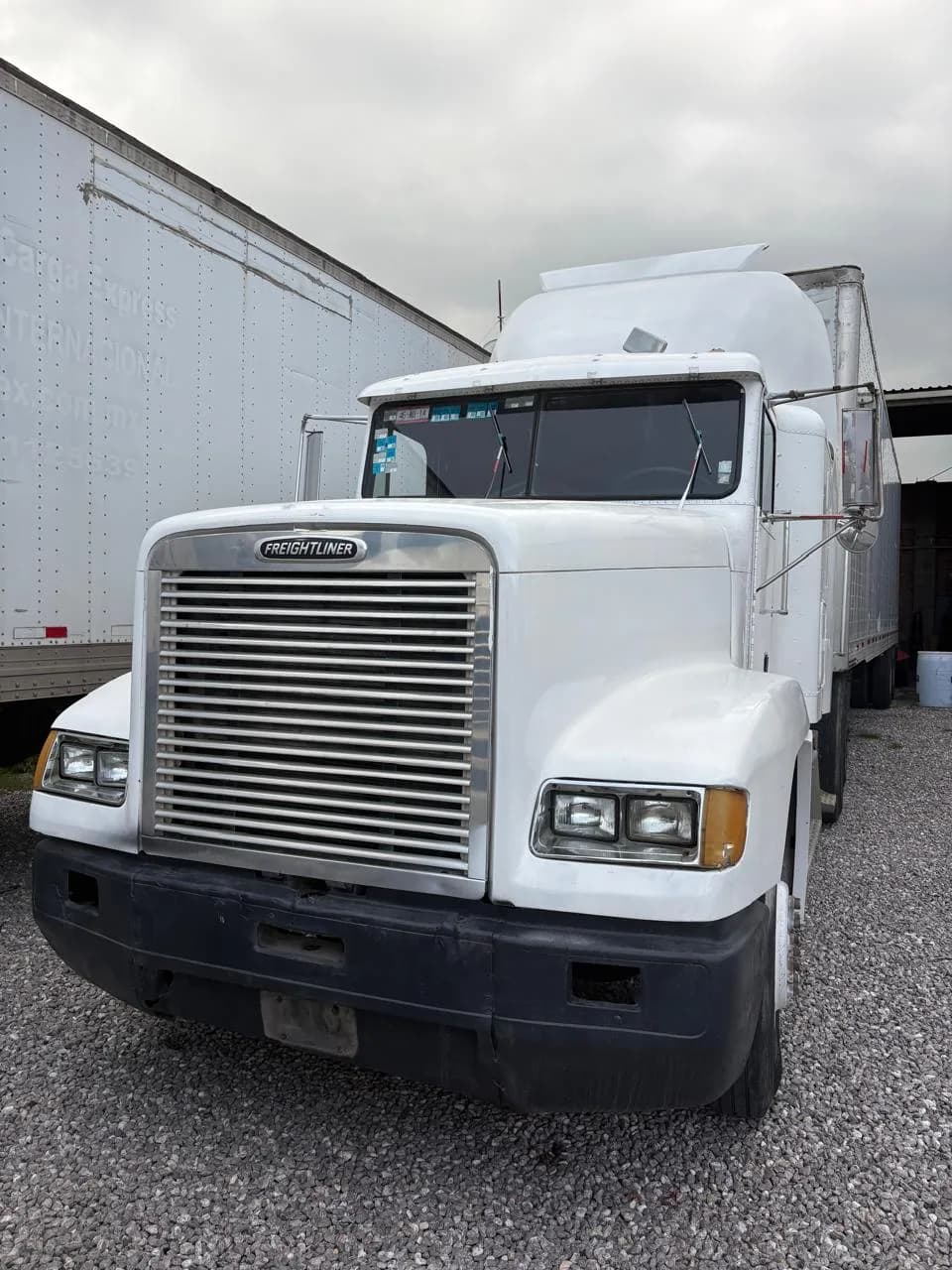 TRACTOCAMIÓN FREIGHTLINER (T-10)
